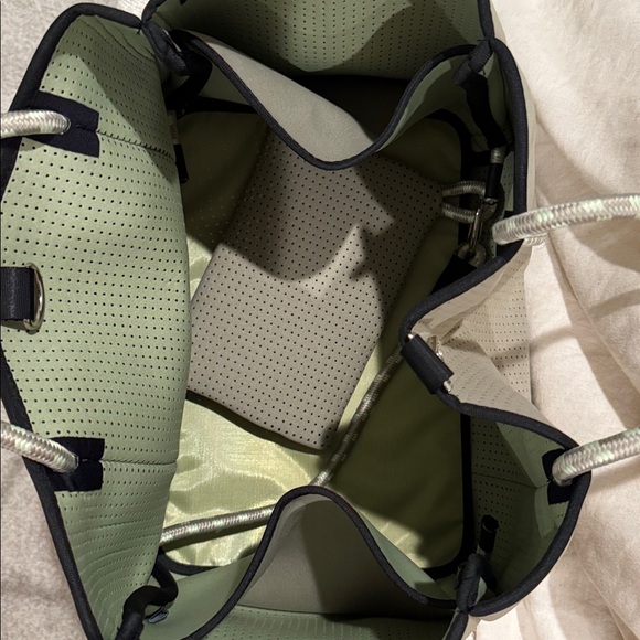 Elegant Beige Tote Bag - Picture 7 of 7